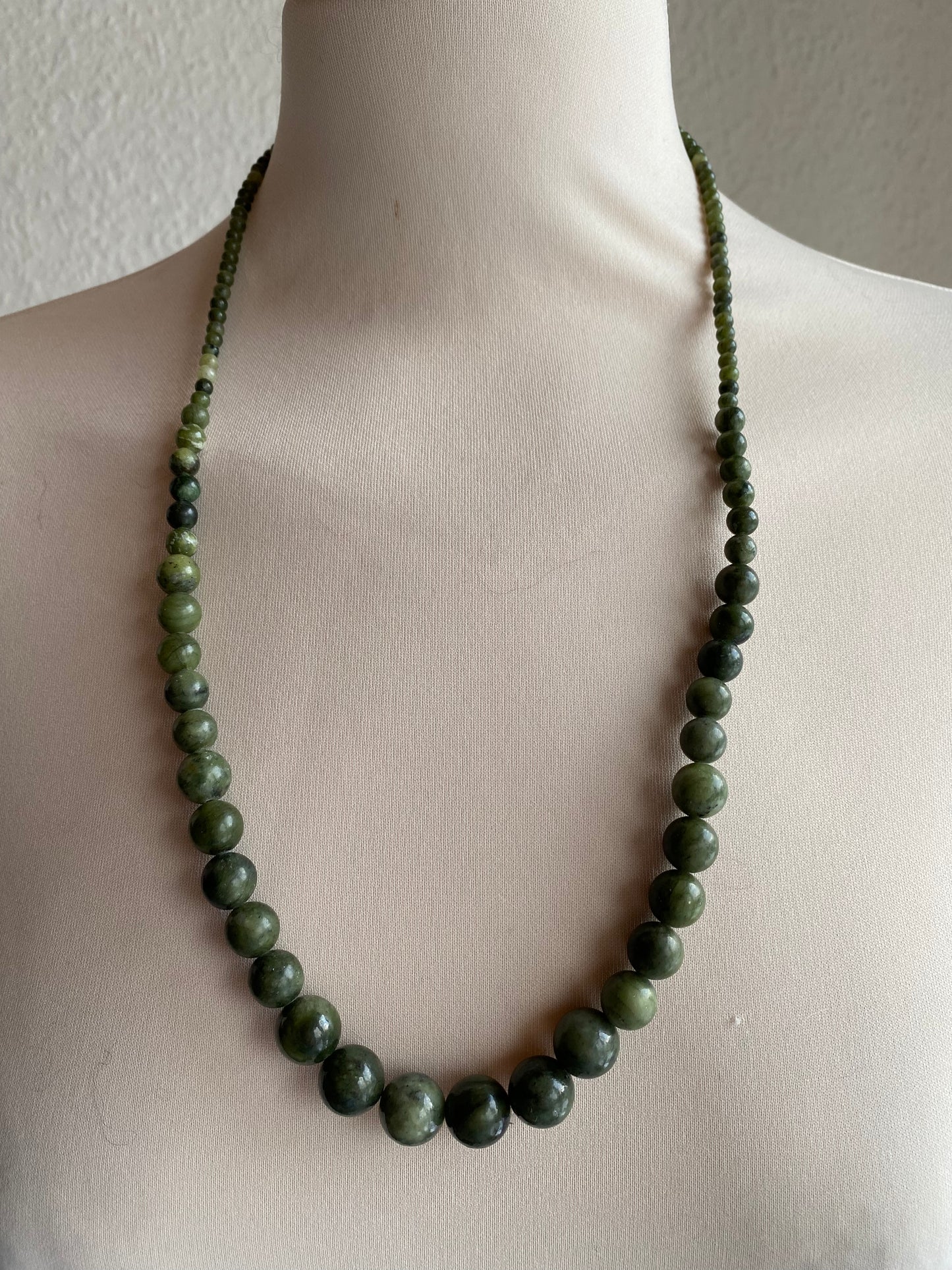 Halskæde i grøn jade