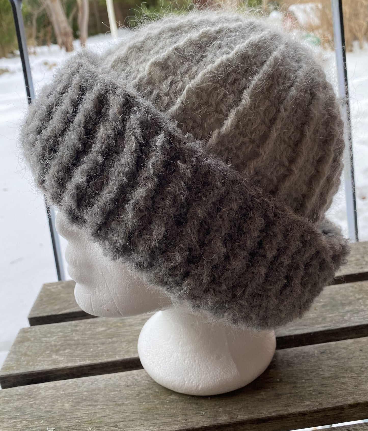 Grå hue med 'pelskant'