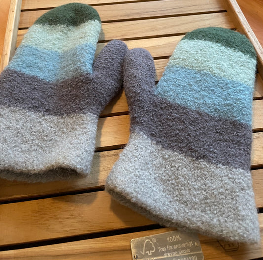 Strikkede og filtede vanter grå/blå