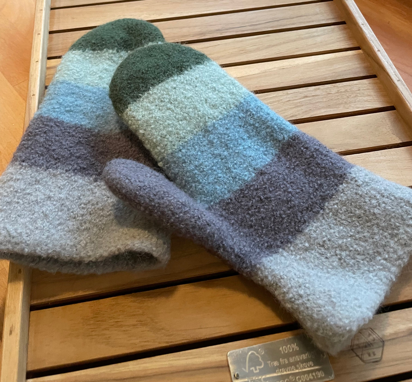 Strikkede og filtede vanter grå/blå