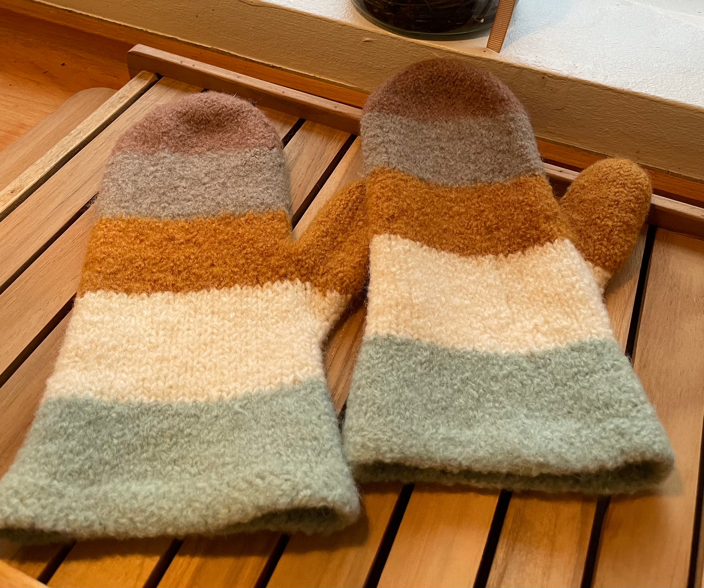 Strikkede og filtede vanter grøn/karry