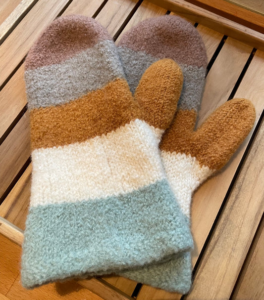 Strikkede og filtede vanter grøn/karry