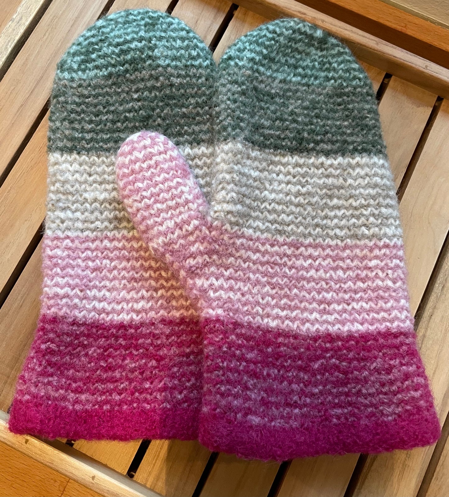 Strikkede og filtede handsker - pink/grøn