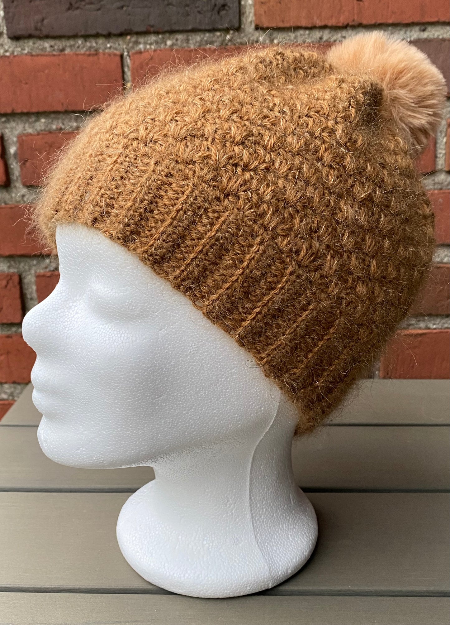 Hæklet vinterhue med kvast