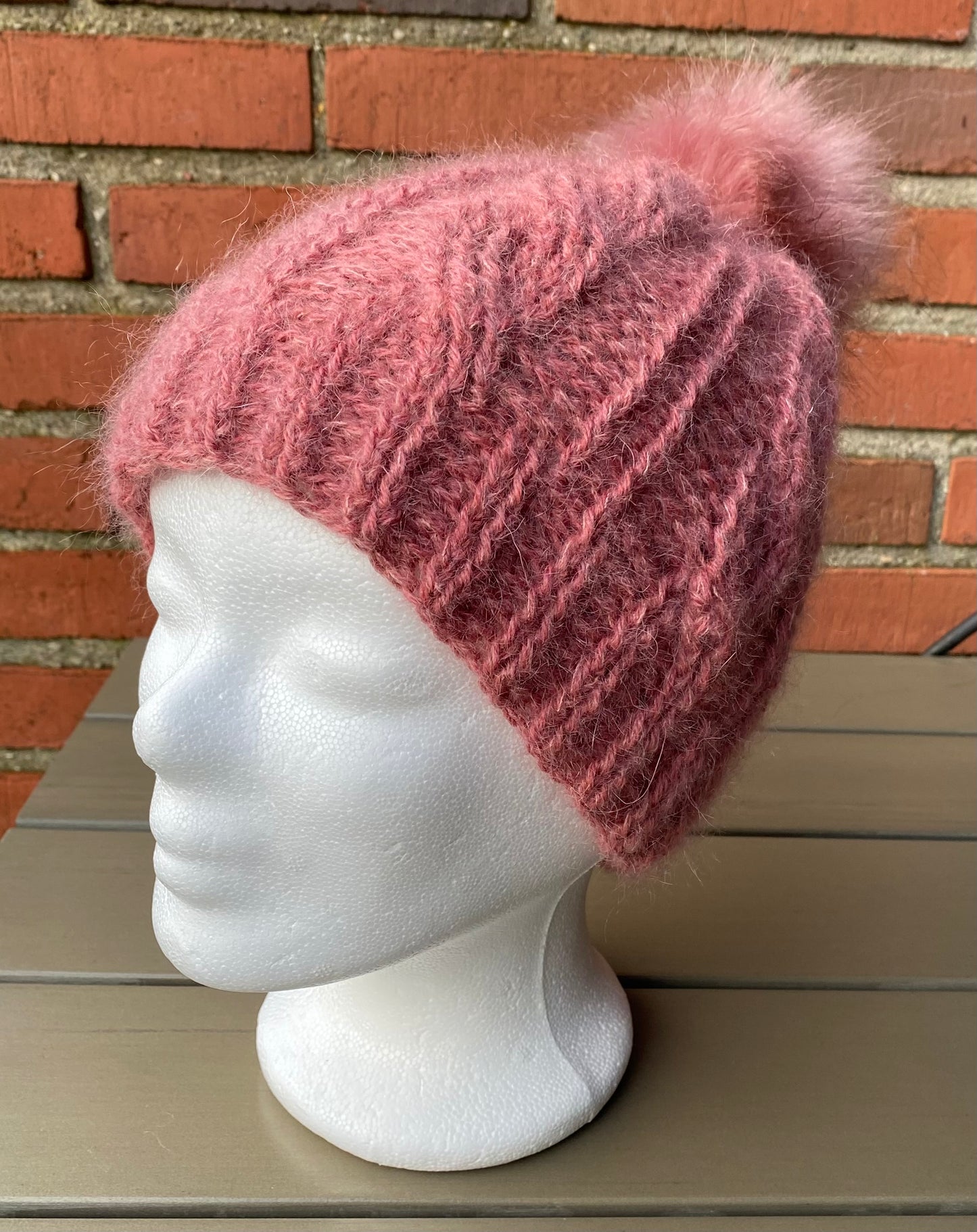 Dejlig varm hæklet hue med snoning