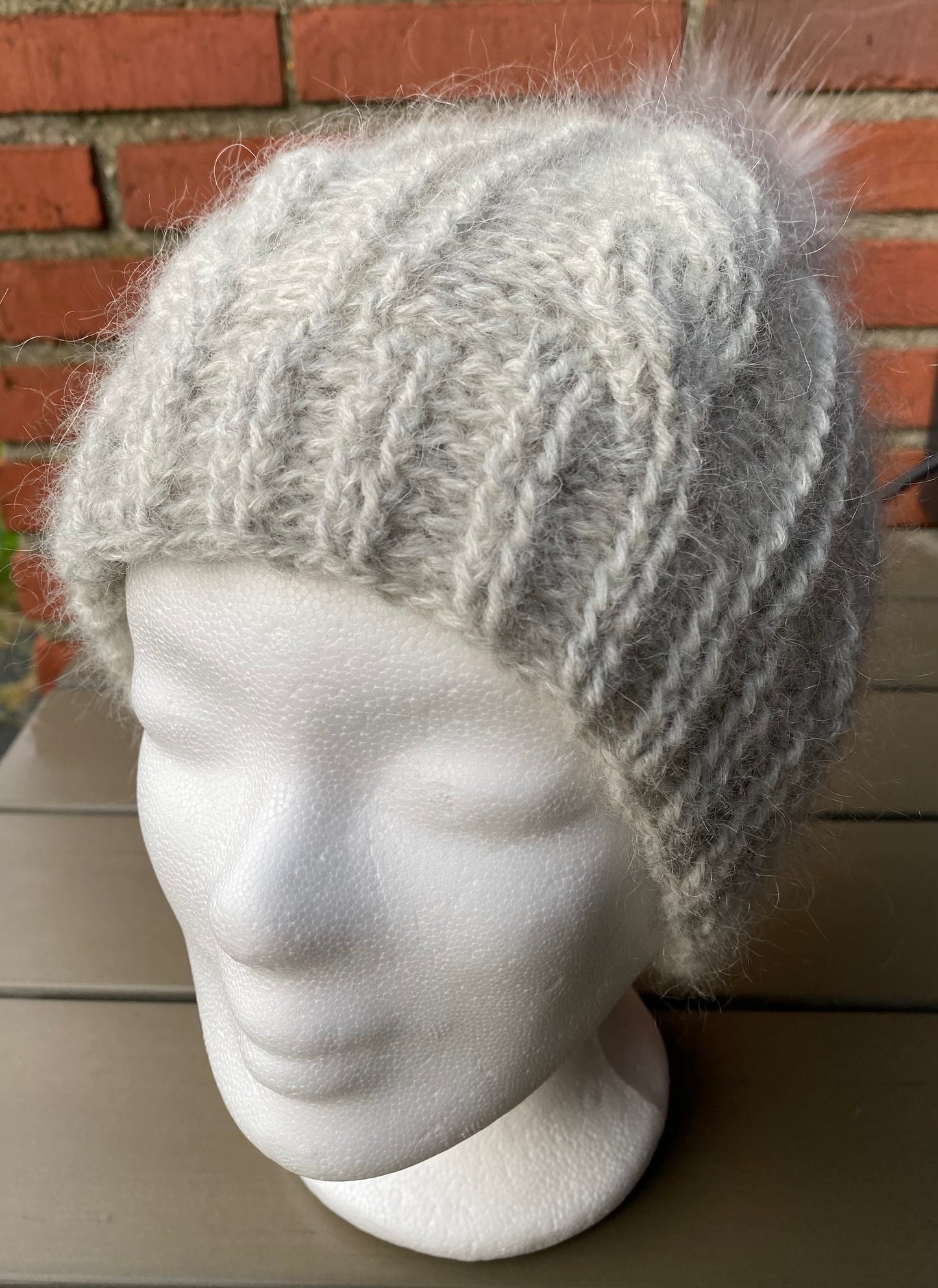 Dejlig varm hæklet hue med snoning