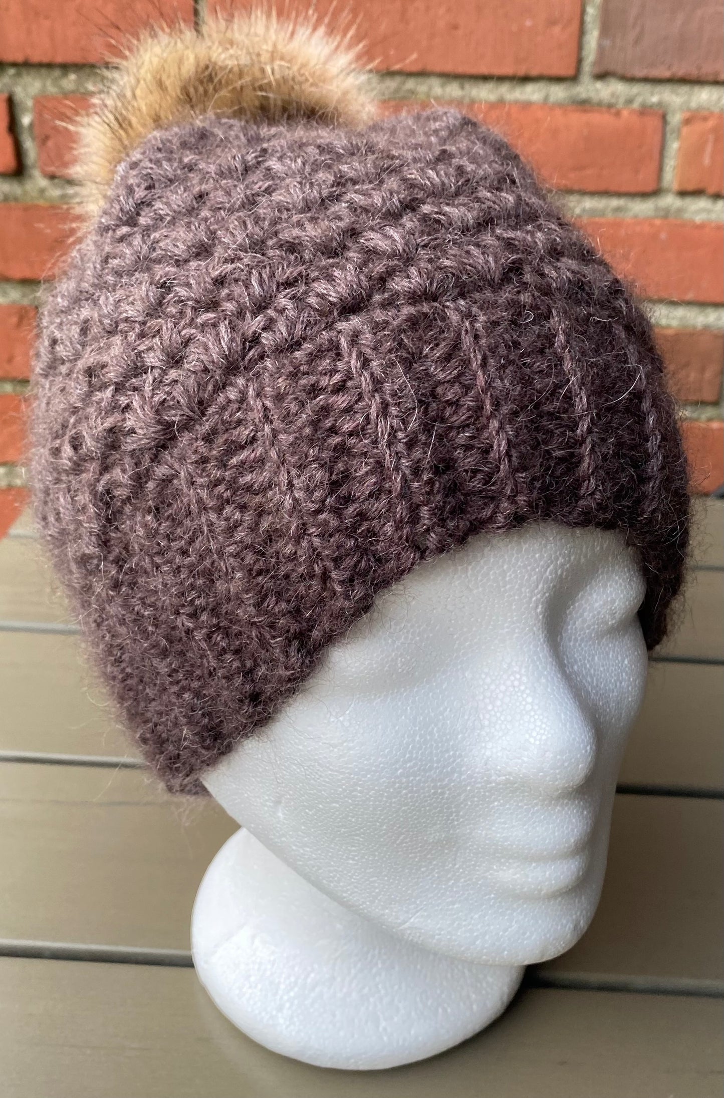 Skøn og varm hæklet vinterhue med kvast