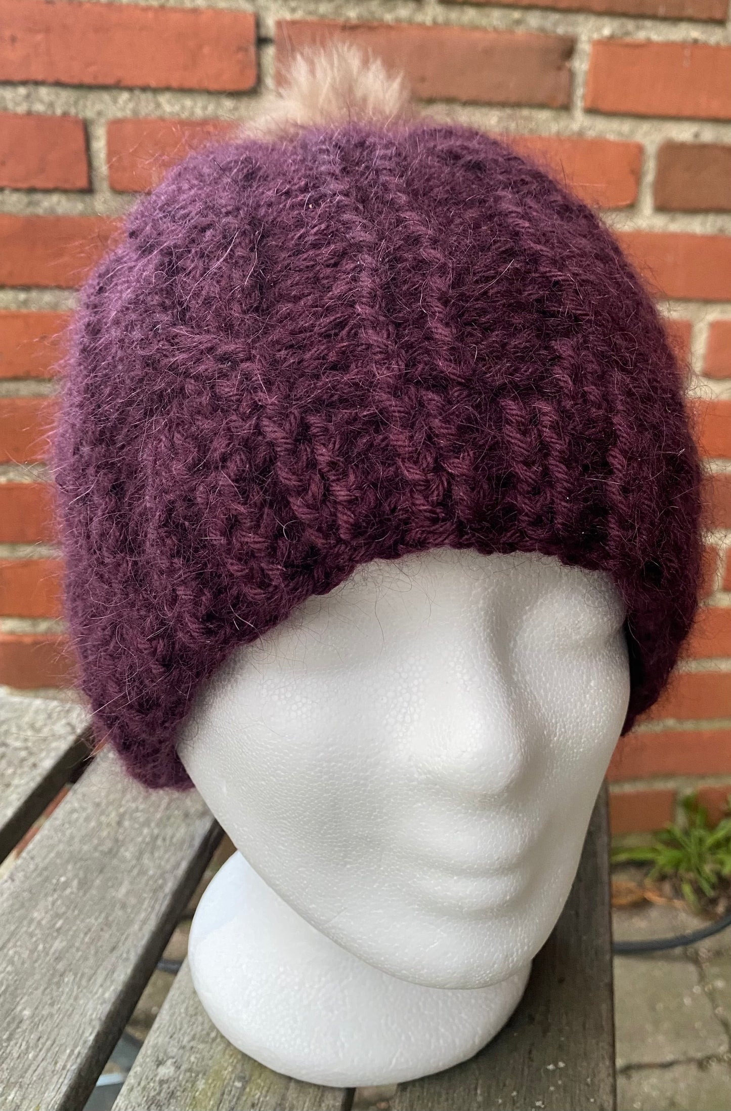 Dejlig varm hæklet hue med snoning