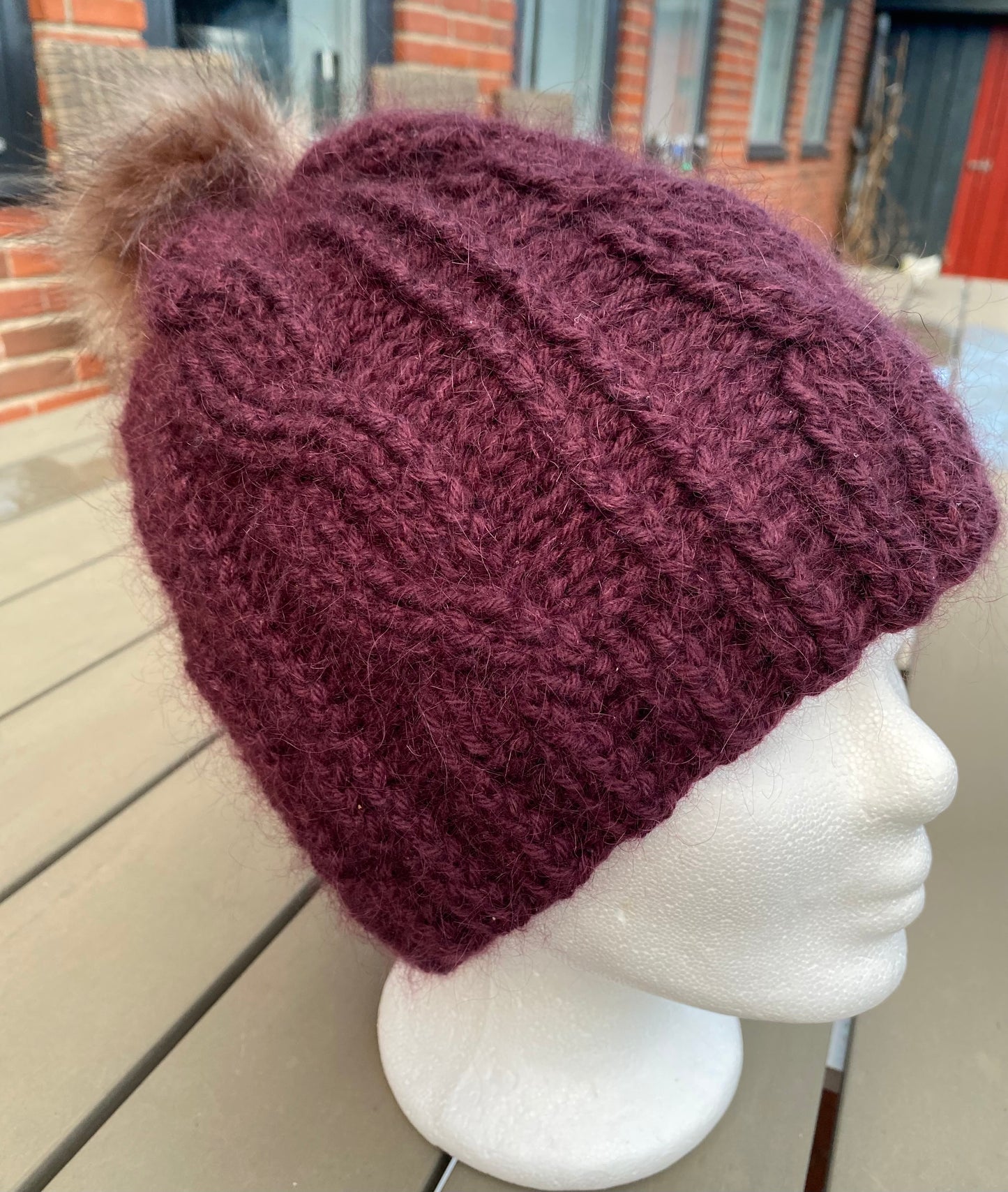 Dejlig varm hæklet hue med snoning