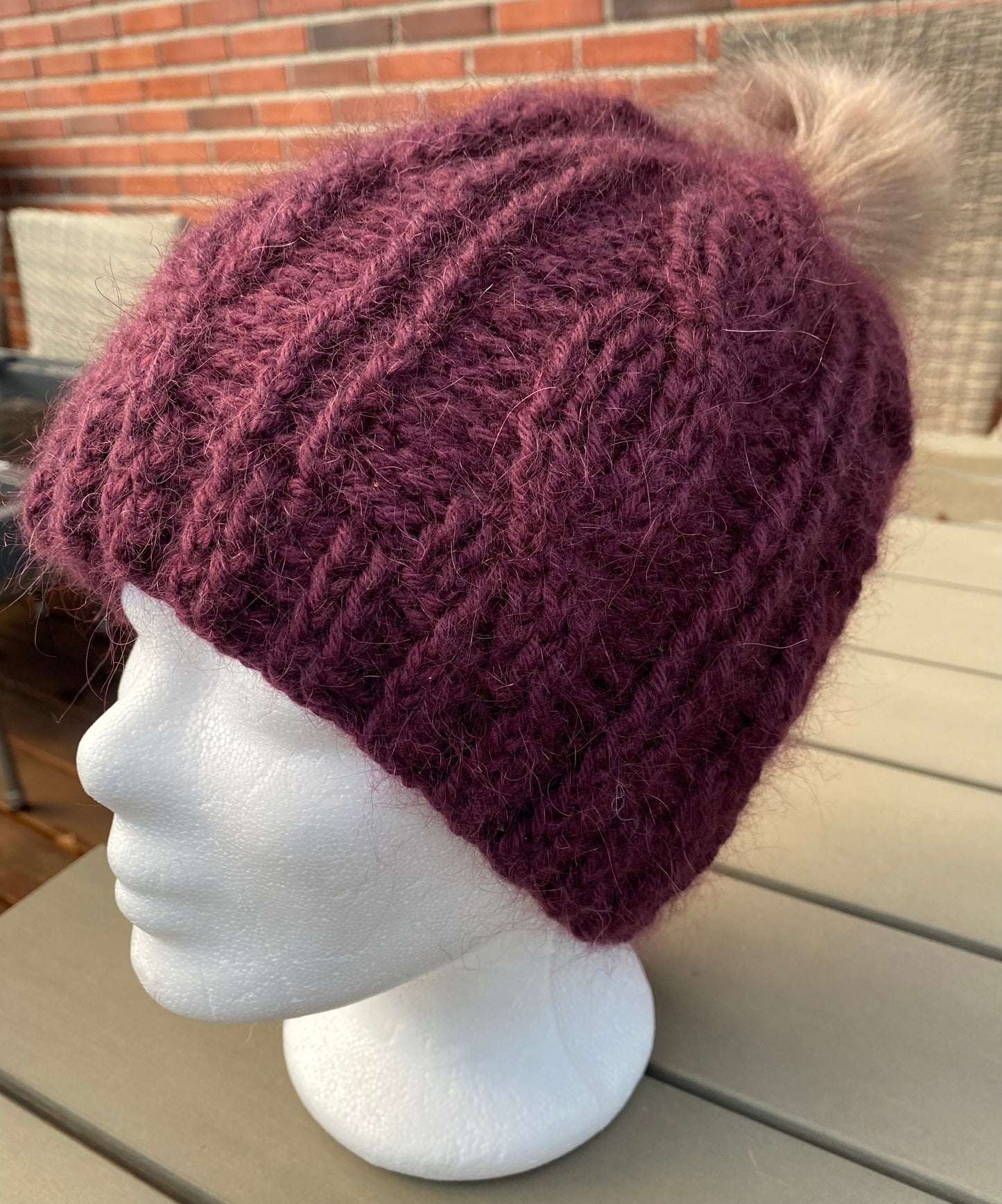 Dejlig varm hæklet hue med snoning