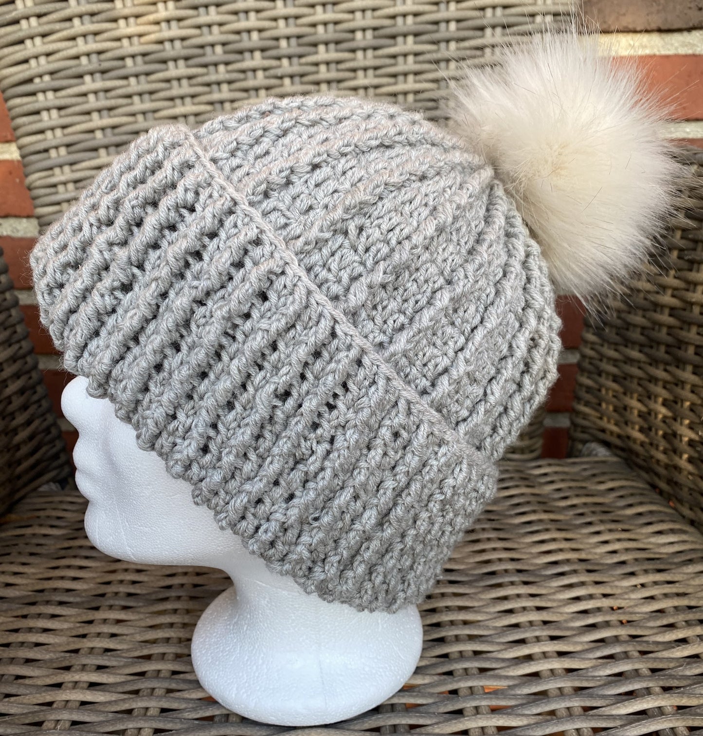 Skøn hæklet hue i blød merino uld