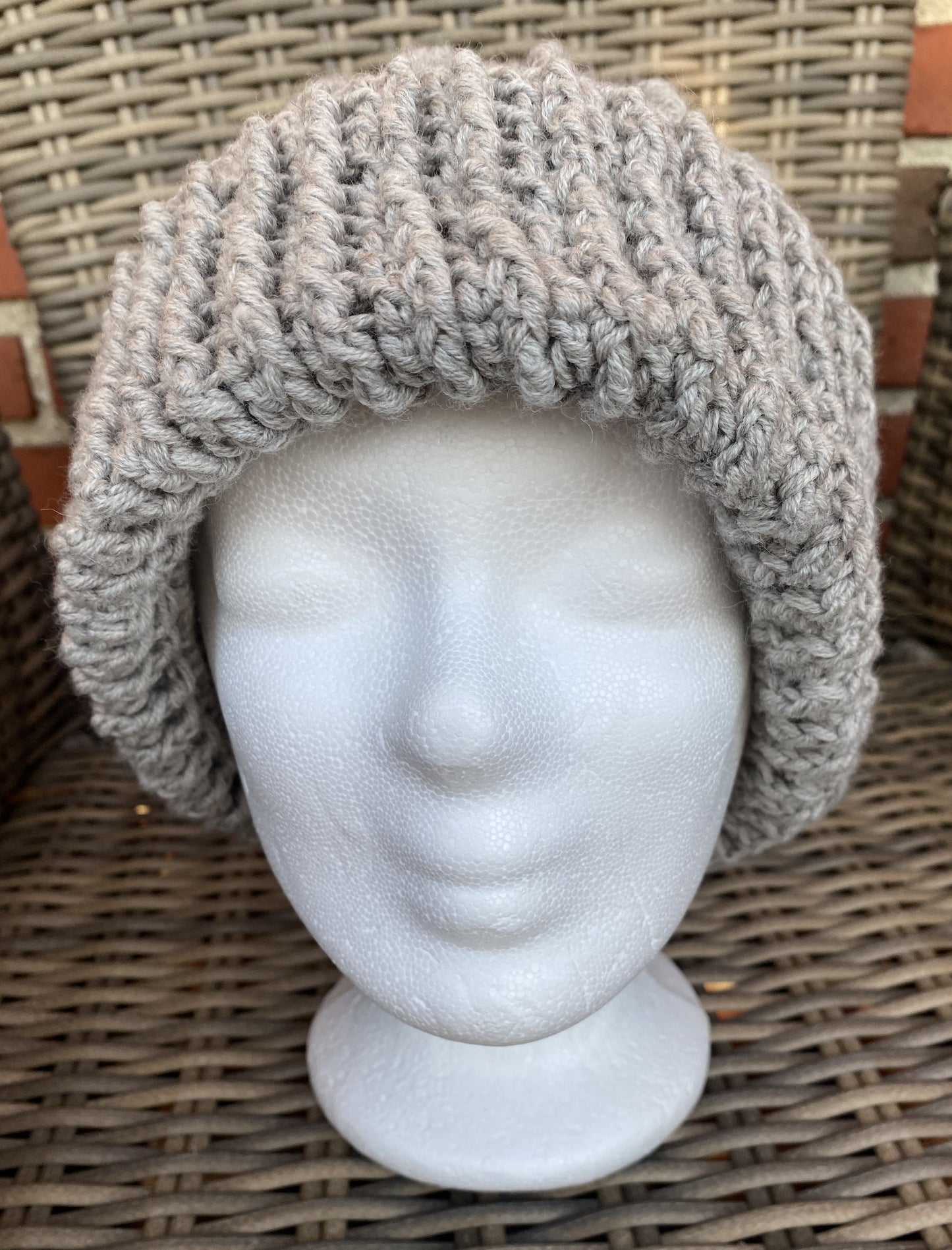 Skøn hæklet hue i blød merino uld