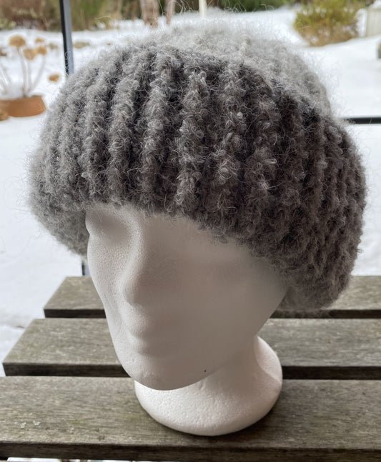 Grå hue med 'pelskant'